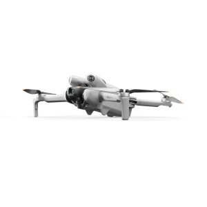 DJI Mini 4 Pro -lennokki on tyylikäs valkoinen nelikopteri, jossa on etukamera, kokoontaitettu laskuteline ja neljä potkuria valkoista taustaa vasten.