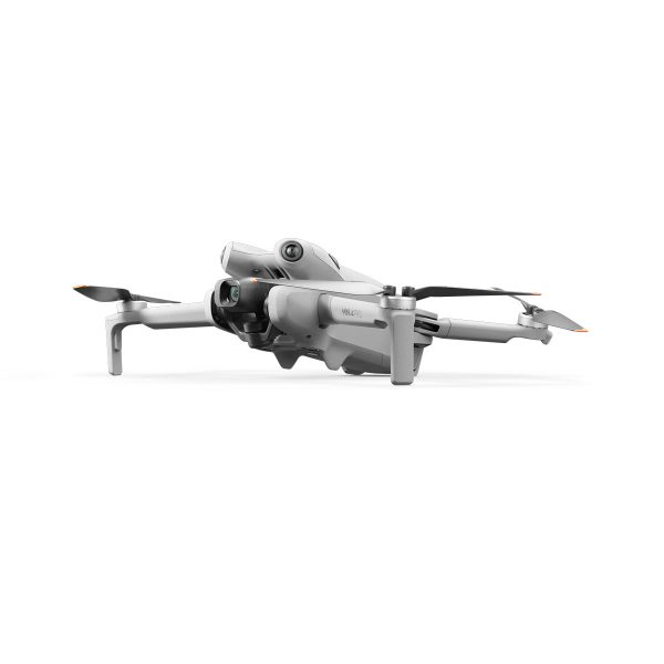 DJI Mini 4 Pro -lennokki on tyylikäs valkoinen nelikopteri, jossa on etukamera, kokoontaitettu laskuteline ja neljä potkuria valkoista taustaa vasten.