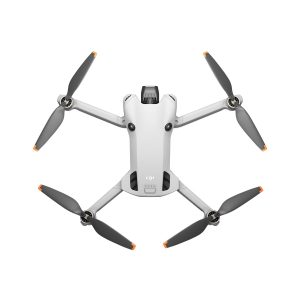 DJI Mini 4 Pro -lennokki on harmaa, siinä on neljä ulospäin suuntautuvaa potkuria, joissa on oranssit kärjet, ja siinä on edestä katsottuna etukamera.