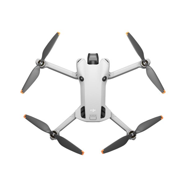 DJI Mini 4 Pro -lennokki on harmaa, siinä on neljä ulospäin suuntautuvaa potkuria, joissa on oranssit kärjet, ja siinä on edestä katsottuna etukamera.
