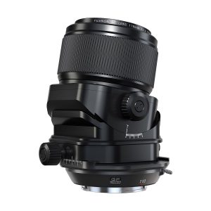 Musta Fujifilm Fujinon GF 110mm f/5.6 T/S -objektiivi näkyy sivulta valkoisella taustalla, ja siinä on nupukoituja tarkennusrenkaita ja tarkkuusvalitsimet selkeillä merkinnöillä.