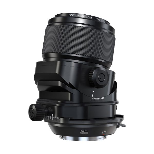 Musta Fujifilm Fujinon GF 110mm f/5.6 T/S -objektiivi näkyy sivulta valkoisella taustalla, ja siinä on nupukoituja tarkennusrenkaita ja tarkkuusvalitsimet selkeillä merkinnöillä.