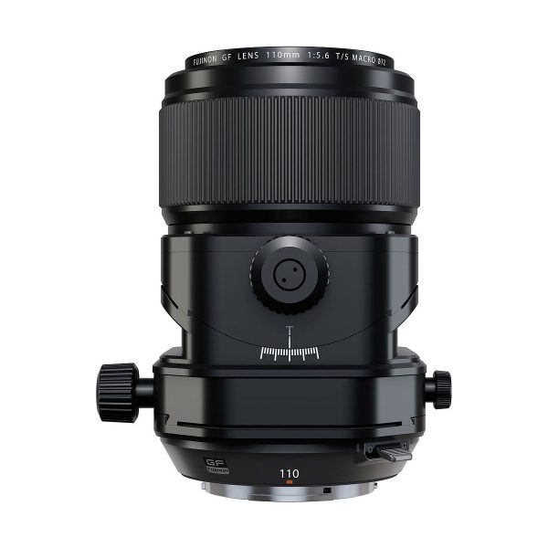Musta Fujifilm Fujinon GF 110mm f/5.6 T/S -objektiivi seisoo pystyasennossa valkoista taustaa vasten, ja sen säätönupit ja mittausmerkinnät ovat näkyvissä.