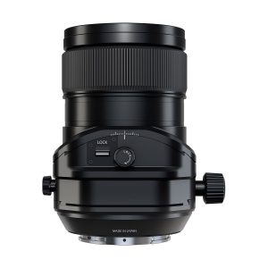 Fujifilm Fujinon GF 30mm f/5.6 T/S -objektiivi on musta kameraobjektiivi, jossa on säätönupit, lukituskytkin ja yksityiskohtaiset merkinnät valkoisella pohjalla; sen pohjan lähellä lukee "MADE IN JAPAN".