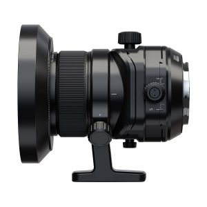 Fujifilm Fujinon GF 30mm f/5.6 T/S -objektiivi -objektiivin sivukuva, jossa on nupit, säätömerkinnät ja pohjaan kiinnitetty jalustakiinnike valkoista taustaa vasten.