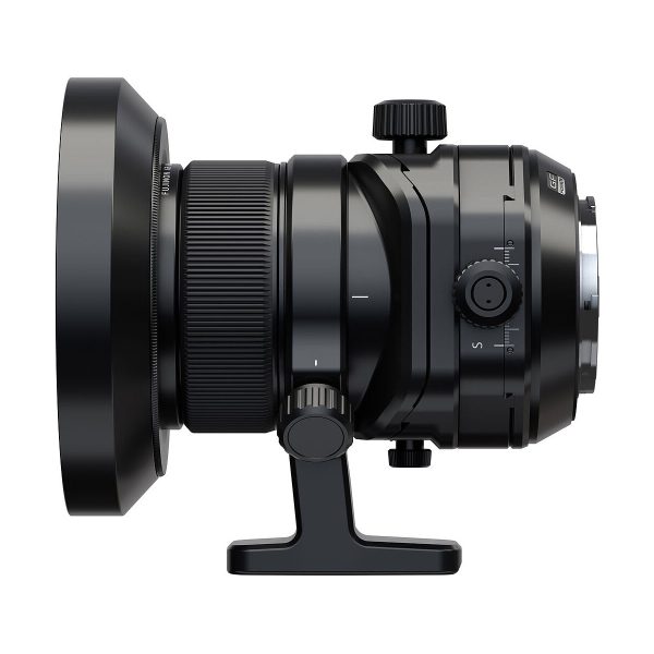 Fujifilm Fujinon GF 30mm f/5.6 T/S -objektiivi -objektiivin sivukuva, jossa on nupit, säätömerkinnät ja pohjaan kiinnitetty jalustakiinnike valkoista taustaa vasten.