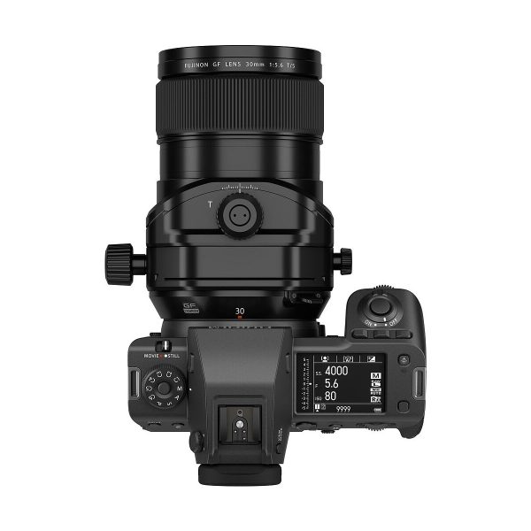 Ylhäältä katsottuna musta digitaalikamera, johon on kiinnitetty Fujifilm Fujinon GF 30mm f/5.6 T/S -objektiivi; näytöllä näkyvät kameran asetukset, ja rungossa on useita valintakiekkoja ja painikkeita valkoista taustaa vasten.
