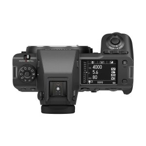 Fujifilm GFX 100 II -järjestelmäkameran (500€ alennus) ylhäältä katsottuna, jossa näkyvät painikkeet, valintakiekot ja näyttö, jossa on ISO-, aukko- ja suljinaika-asetukset. Kameran objektiivi ei ole kiinnitetty.