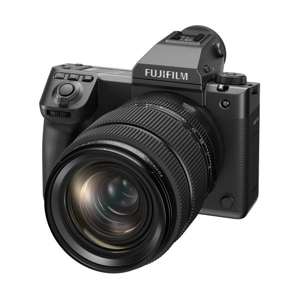 A Fujifilm GFX 100 II -järjestelmäkamera, musta, suuri zoom-objektiivi kiinnitettynä, kuvattuna viistosti valkoista taustaa vasten. Nyt 500€ alennus!.
