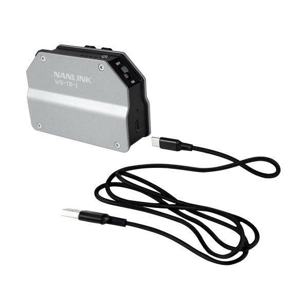 Hopean ja mustan värinen Nanlink WS-TB1-lähetinlaatikko istuu punotun mustan USB-C-kaapelin vieressä, ja molemmat näkyvät valkoisella pohjalla.