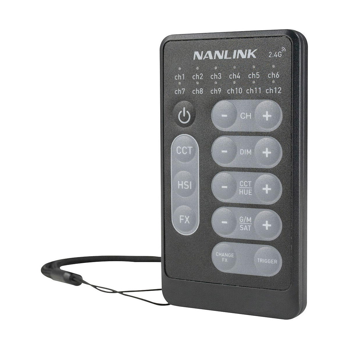 NANLITE WS-RC-C2 RGB kauko-ohjain on musta kauko-ohjain, jossa on merkittyjä painikkeita kanavan valintaa, kirkkautta, värisäätöä ja muita toimintoja varten sekä vasemmassa alareunassa kiinnitetty rannehihna.