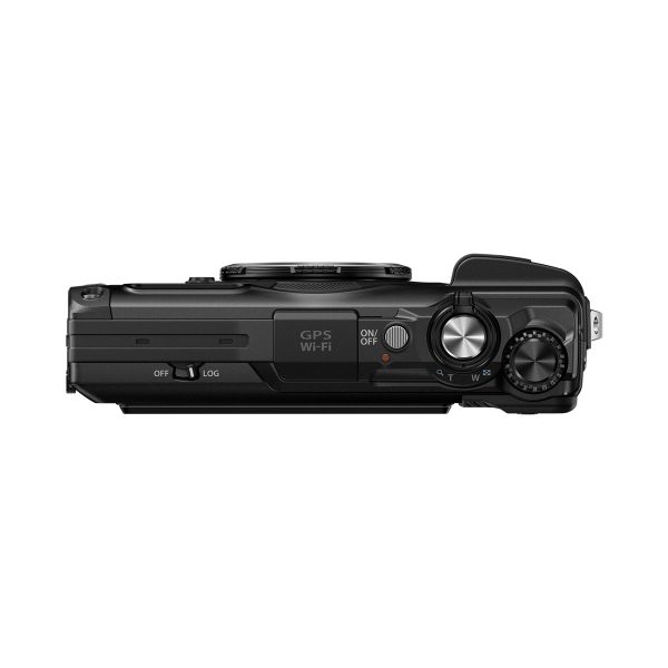Olympus_TG-7_003 OM System Tough TG-7 -kompaktikameran yläkuvassa näkyy säätimet, valitsimet ja kytkimet, mukaan lukien virtapainike, GPS/Wi-Fi-merkintä ja erilaiset säätönupit.