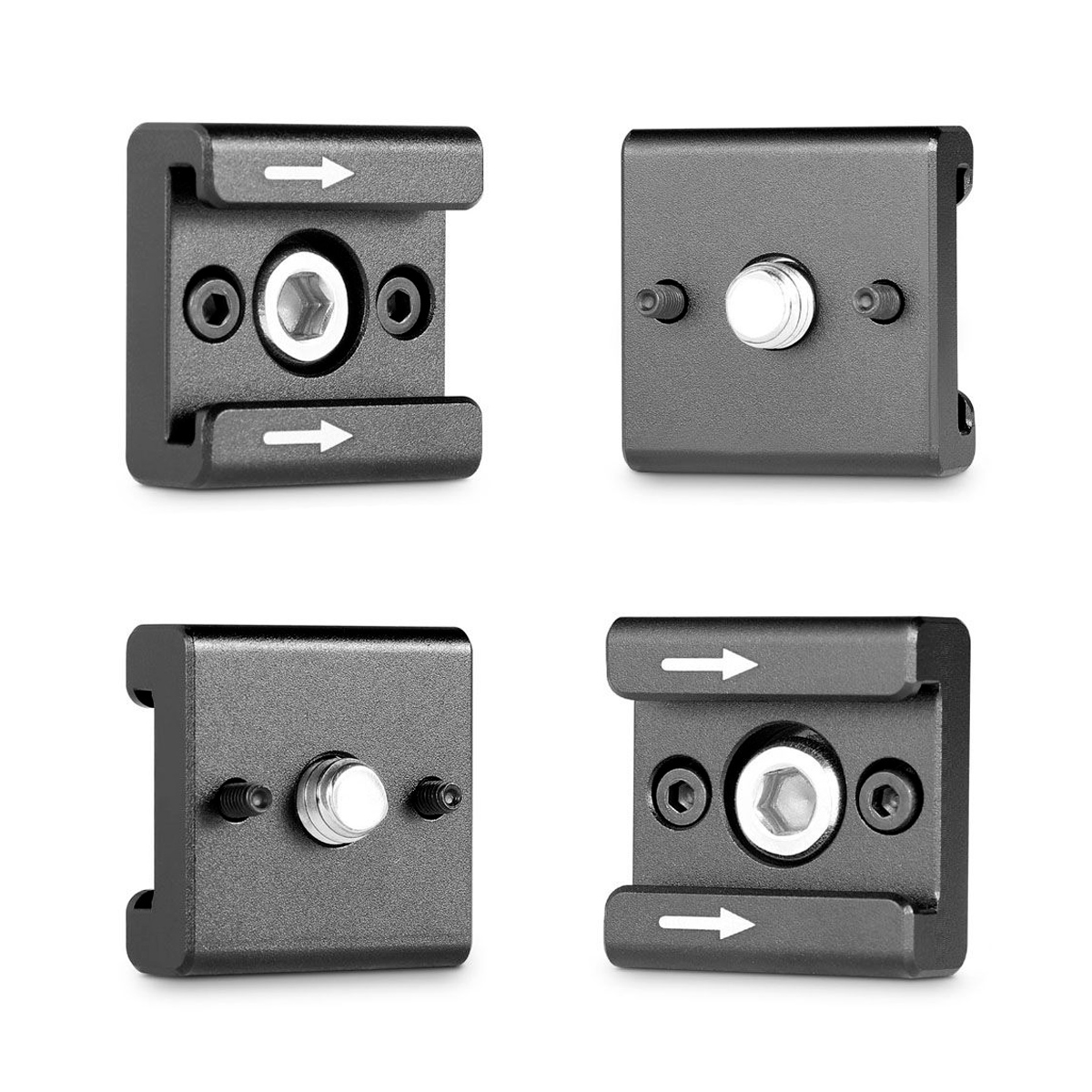 Neljä näkymää SmallRig 2060 Cold Shoe -kengästä (2 kpl paketti), mustasta metallista lisävarustelevystä, jossa on keskimmäinen kierrereikä, sivu-urat ja valkoiset nuolet, jotka osoittavat liukusuunnat. Jokaisessa kuvassa näkyy eri kulma samasta osasta.
