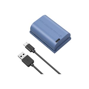 Sininen SmallRig 4264 USB-C ladattava kamera-akku LP-E6NH, jossa on USB-C-latausliitäntä, näkyy mustan USB-A-USB-C-kaapelin vieressä valkoisella pohjalla.
