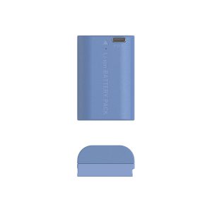 Sininen SmallRig 4264 USB-C ladattava kamera-akku LP-E6NH, jossa on suorakulmainen muoto ja USB-C-tuloliitäntä, näkyy valkoisella pohjalla olevan sinisen korkin yläpuolella.