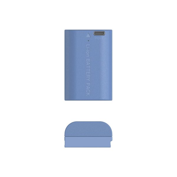 Sininen SmallRig 4264 USB-C ladattava kamera-akku LP-E6NH, jossa on suorakulmainen muoto ja USB-C-tuloliitäntä, näkyy valkoisella pohjalla olevan sinisen korkin yläpuolella.