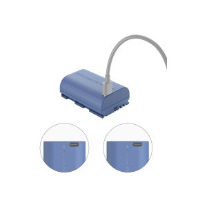 SmallRig 4264 USB-C ladattava kameran akku LP-E6NH, sininen ja suorakulmainen, USB-C-kaapeli liitettynä. Kaksi lähikuvaa korostaa USB-C-porttia ja merkkivaloja, joissa on merkintä "Li-ion Bat." ja vihreät ja punaiset LEDit.