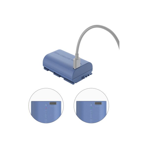 SmallRig 4264 USB-C ladattava kameran akku LP-E6NH, sininen ja suorakulmainen, USB-C-kaapeli liitettynä. Kaksi lähikuvaa korostaa USB-C-porttia ja merkkivaloja, joissa on merkintä "Li-ion Bat." ja vihreät ja punaiset LEDit.