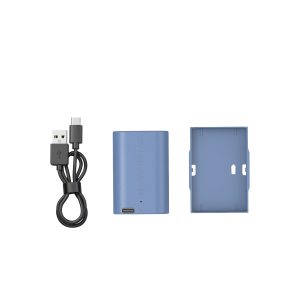 SmallRig 4264 USB-C ladattava kamera-akku LP-E6NH, musta USB-A- ja USB-C-latauskaapeli sekä sininen muovinen akun kansi näkyvät valkoisella pohjalla.
