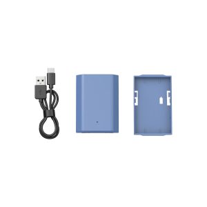 SmallRig_2465_006 The SmallRig 4265 USB-C rechargeable camera battery NP-FZ100, black USB-A and USB-C charging cable and blue plastic cover are side by side on a white background.