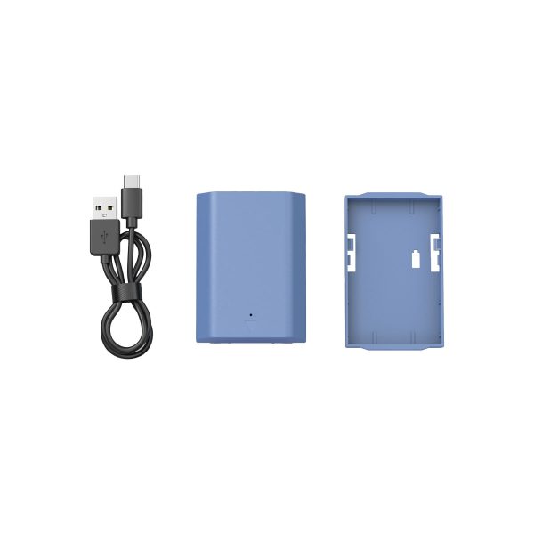 SmallRig_2465_006 The SmallRig 4265 USB-C rechargeable camera battery NP-FZ100, black USB-A and USB-C charging cable and blue plastic cover are side by side on a white background.
