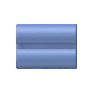 SmallRig 4266 USB-C ladattava kamera-akku NP-W235 näkyy ylhäältä katsottuna sinisenä ja suorakulmaisena, ja sen pinnassa on vasemmalle osoittava kolmionmuotoinen nuoli valkoista taustaa vasten.