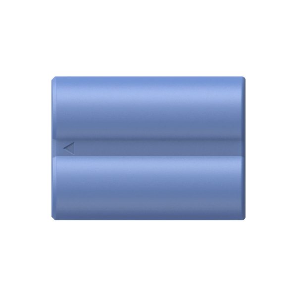 SmallRig 4266 USB-C ladattava kamera-akku NP-W235 näkyy ylhäältä katsottuna sinisenä ja suorakulmaisena, ja sen pinnassa on vasemmalle osoittava kolmionmuotoinen nuoli valkoista taustaa vasten.