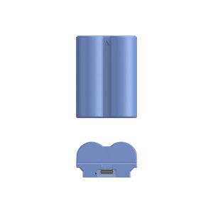 SmallRig 4266 USB-C ladattava kamera-akku NP-W235 näkyy edestä ja alhaalta, ja sen USB-C-latausportti korostuu. Tuote on asetettu tavallista valkoista taustaa vasten.