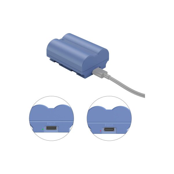 SmallRig 4266 USB-C ladattava kameran akku NP-W235, sininen, on kuvassa USB-C-latauskaapelin kanssa. Kaksi lähikuvaa korostaa portin lähellä olevia merkkivaloja: vihreä tarkoittaa ladattua, punainen latausta.