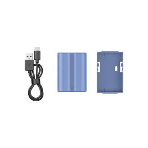 SmallRig 4266 USB-C ladattava kamera-akku NP-W235, sininen ladattava akku, sininen akkukansi ja musta USB-A- ja USB-C-latauskaapeli on esitetty vierekkäin valkoisella pohjalla.