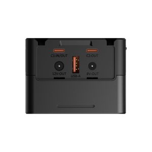SmallRig_4292_003 SmallRig 4292 VB99 Pro mini V-Mount -akun lähikuvassa näkyy kolme porttia: kaksi USB-C-porttia (C1: IN/OUT 12V-OUT, C2: OUT 8V-OUT) ja keskimmäinen USB-A-portti, jossa on merkintä USB-A.