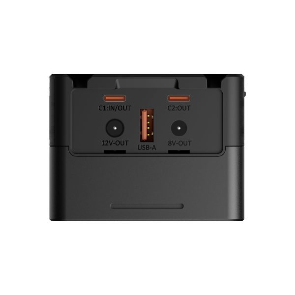 SmallRig_4292_003 SmallRig 4292 VB99 Pro mini V-Mount -akun lähikuvassa näkyy kolme porttia: kaksi USB-C-porttia (C1: IN/OUT 12V-OUT, C2: OUT 8V-OUT) ja keskimmäinen USB-A-portti, jossa on merkintä USB-A.