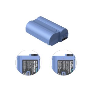 SmallRig 4332 USB-C ladattava kamera-akku EN-EL15c näkyy kahden lähikuvamerkinnän yläpuolella, jotka korostavat sen merkkivaloja: vihreä valo tarkoittaa ladattua ja punainen valo latausta.
