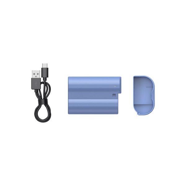 SmallRig 4332 USB-C ladattava kamera-akku EN-EL15c (vaaleansininen), siihen sopiva suojus ja musta USB-C-latauskaapeli on sijoitettu vierekkäin valkoiselle taustalle.