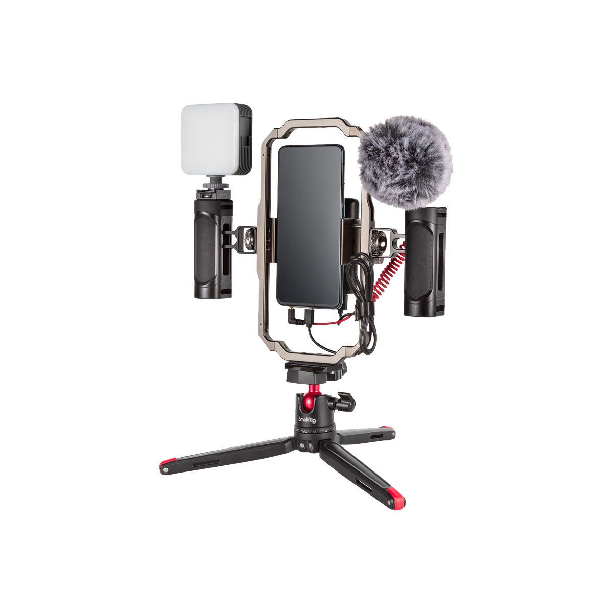 SmallRig 3384 Professional Vlogging Kit sisältää älypuhelimen, joka on kiinnitetty suorakulmaisella kehyksellä varustettuun jalustaan, LED-valon vasemmalla puolella ja ulkoisen mikrofonin, jossa on karvainen tuulisuoja oikealla puolella.
