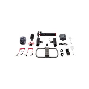 Smallrig_3384_003 SmallRig 3384 Professional Vlogging Kitin litteä ulkoasu, jossa on mikrofoni tuulisuojalla, kolmijalka, älypuhelinlaite, kaapelit, kiinnikkeet, adapterit ja muut audio-videovälineet siististi järjestettyinä valkoiselle taustalle.