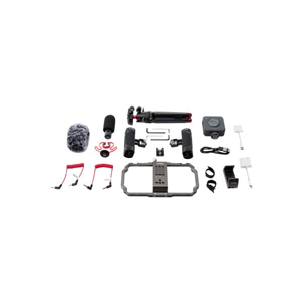 Smallrig_3384_003 SmallRig 3384 Professional Vlogging Kitin litteä ulkoasu, jossa on mikrofoni tuulisuojalla, kolmijalka, älypuhelinlaite, kaapelit, kiinnikkeet, adapterit ja muut audio-videovälineet siististi järjestettyinä valkoiselle taustalle.