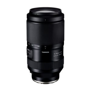 Tamron_17-50_f4_001 Tamron 17-50mm F/4 Di III VXD -objektiivi Sony E:lle näkyy pystyssä valkoisella taustalla, ja sen zoomausrengas, tarkennusrengas ja tuotemerkin yksityiskohdat korostuvat.