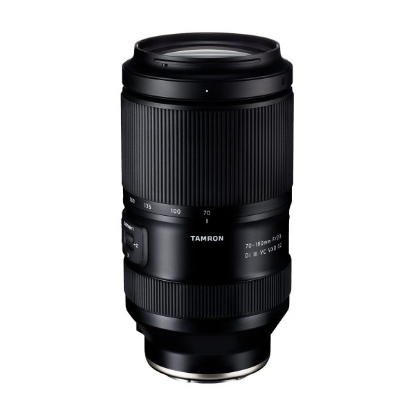 Tamron_17-50_f4_001 Tamron 17-50mm F/4 Di III VXD -objektiivi Sony E:lle näkyy pystyssä valkoisella taustalla, ja sen zoomausrengas, tarkennusrengas ja tuotemerkin yksityiskohdat korostuvat.