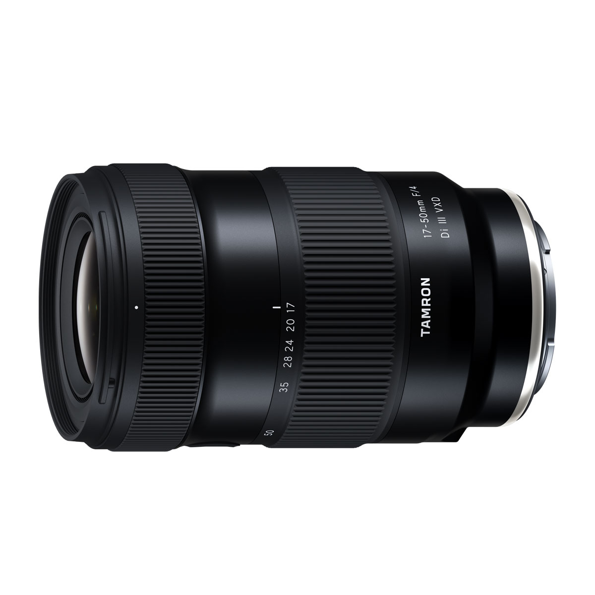 Tamron 17-50mm F/4 Di III VXD -objektiivi (Sony E), musta zoom-objektiivi, jossa on näkyvissä polttoväli, aukon merkinnät ja tuotemerkki, kuvattuna sivulta valkoisella taustalla.