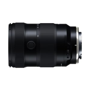 Tamron_17-50_f4_003 Tamron 17-50mm F/4 Di III VXD -objektiivi Sony E:lle, joka on esitetty sivuprofiilissa valkoista taustaa vasten, näyttää mustan tynnyrin, jossa on näkyvät säätörenkaat, painikkeet ja objektiivin merkinnät.