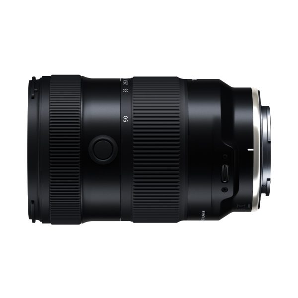 Tamron_17-50_f4_003 Tamron 17-50mm F/4 Di III VXD -objektiivi Sony E:lle, joka on esitetty sivuprofiilissa valkoista taustaa vasten, näyttää mustan tynnyrin, jossa on näkyvät säätörenkaat, painikkeet ja objektiivin merkinnät.