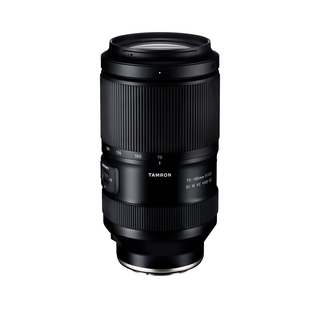 Musta Tamron 70-180mm F/2.8 Di III VC VXD G2 -objektiivi Sony E:lle näkyy pystyssä valkoisella pohjalla, ja siinä on zoomaus- ja tarkennusrenkaat sekä tuotemerkin teksti.