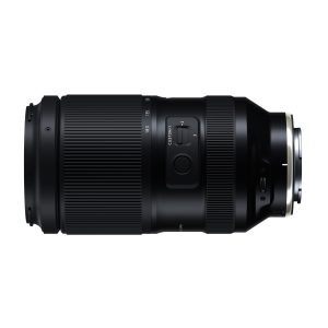 Tamron_70-180_GN_004 Tamron 70-180mm F/2.8 Di III VC VXD G2 -objektiivi Sony E:lle on esitetty sivuprofiilissa, jossa on mustat kuvioidut zoom- ja tarkennusrenkaat, säätökytkimet ja metallinen kiinnike valkoista taustaa vasten.