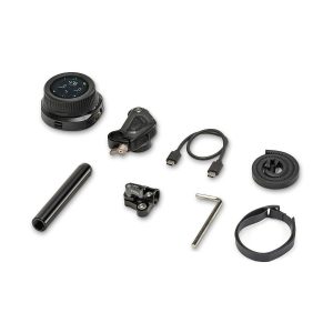 Tilta Nucleus Nano II Wireless Lens Control System -objektiivinohjausjärjestelmä on esitetty tarkennuksen ohjain, kaapelit, kiinnitysosat, hammasrengas, kuusiokoloavain ja lisävarusteet siististi järjestettyinä valkoiselle pinnalle.