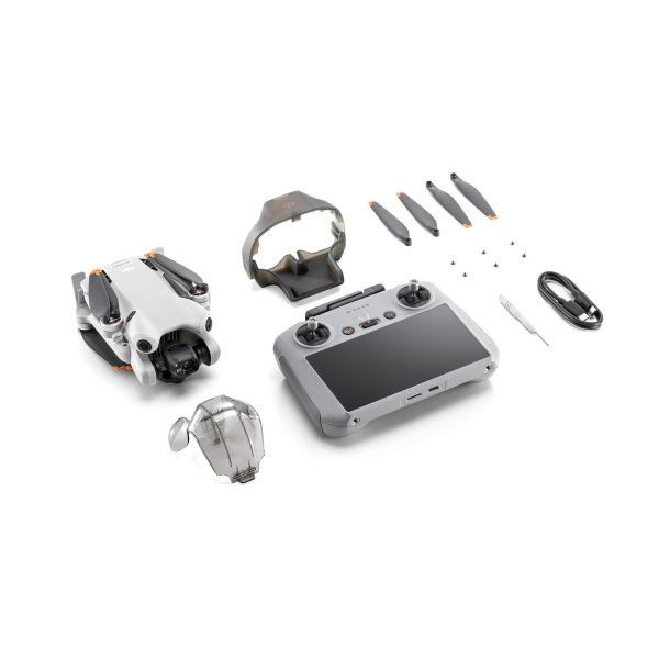 DJI Mini 4 Pro RC2 ohjain -lennokkipakkaus sisältää kokoontaitetun lennokin, kauko-ohjaimen, kaksi suojakuorta, neljä varapotkurin lavaa, ruuvit, ruuvimeisselin ja USB-kaapelin, jotka on järjestetty siististi valkoiselle taustalle.