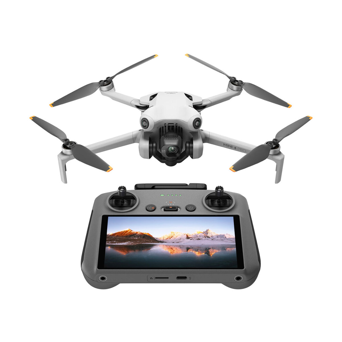 mini_4_pro_rc2_02 DJI Mini 4 Pro RC2 ohjain -lennokki lentää kuvassa sen kannettavan kauko-ohjaimen yläpuolella, jossa on suuri näyttö, joka näyttää luonnonkauniin vuoristo- ja järvimaiseman.