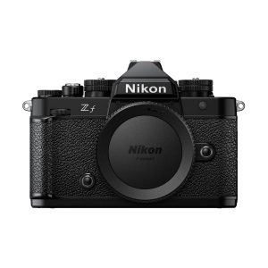 Nikon Zf -järjestelmäkameran etukuva, musta, jossa on kuvioitu kahva, klassinen muotoilu, jossa on näkyvät valitsimet ja näkyvä Nikonin logo. Objektiivi ei ole kiinnitetty.