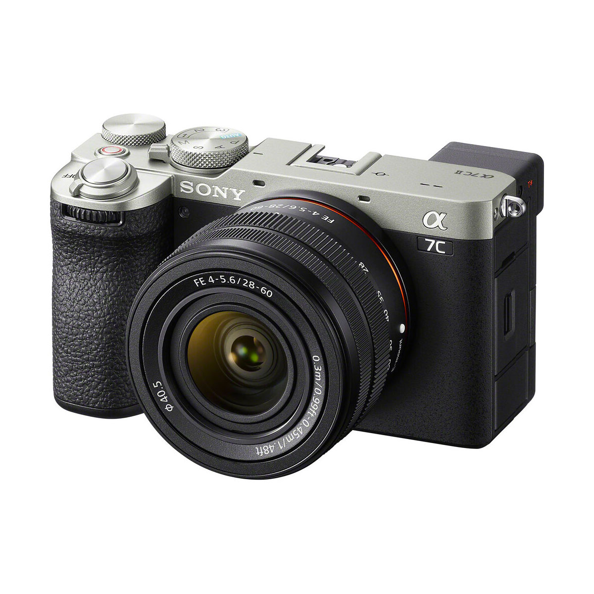 Hopean ja mustan värinen Sony A7C II -peilitön kamera, johon on kiinnitetty 28-60mm f/4-5.6 OSS-objektiivi, kuvattuna edestä päin valkoisella taustalla.