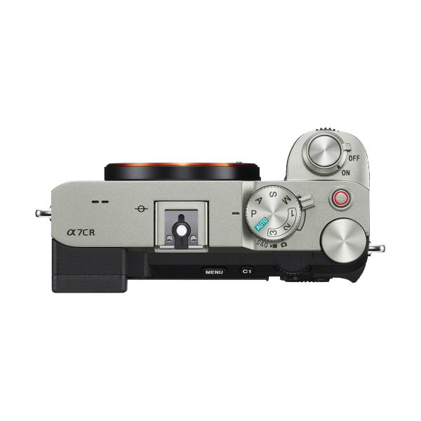 Sony A7CR -järjestelmäkamera, hopea - 200€ käteispalautus, ylhäältä katsottuna, jossa näkyy tilanvalitsin, suljinpainike, virtakytkin, valotuskenkä ja muut hallintalaitteet. Kameran objektiivi ei ole kiinnitetty.